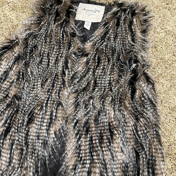 Women’s American Rag Faux Fur Vest - Picture 2 of 4